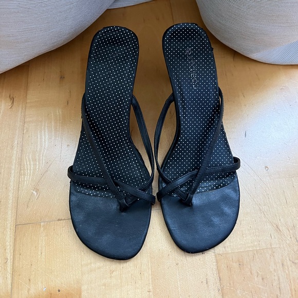 Le Chateau strappy kitten heel mules - Picture 3 of 5